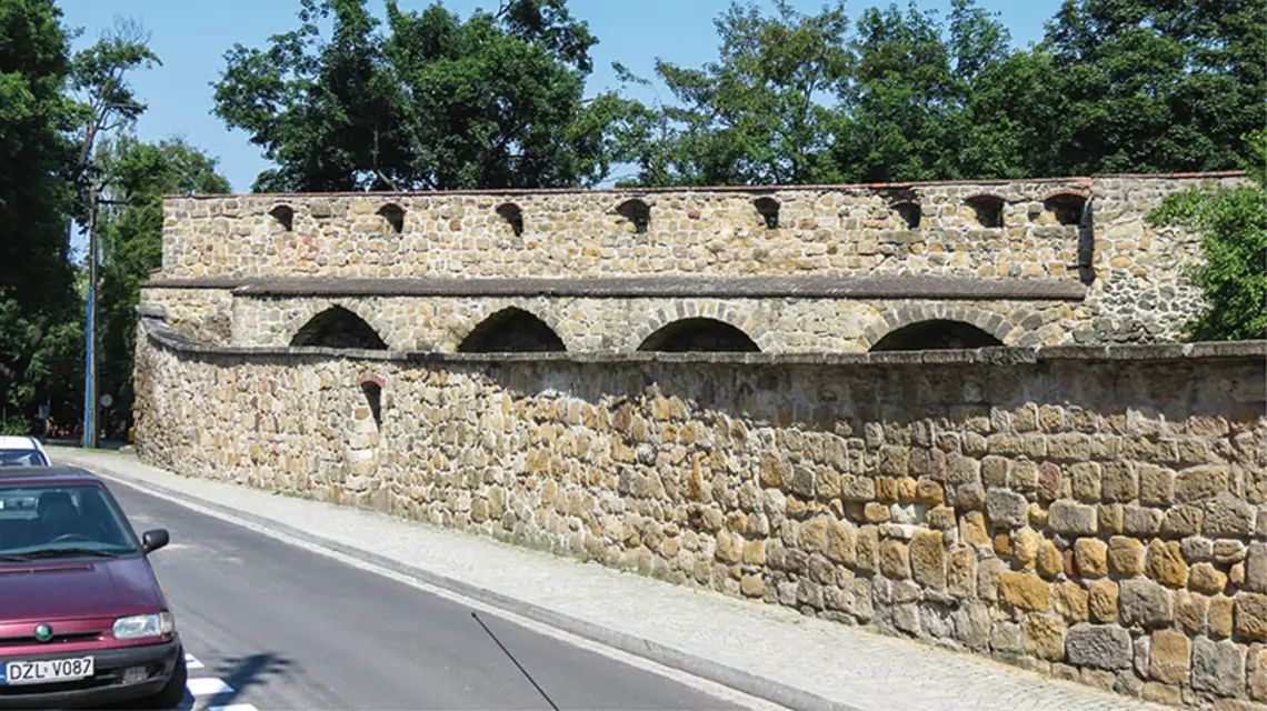 Złotoryja, pozostałości średniowiecznych murów obronnych / Fot. Bazie / wikimedia.org