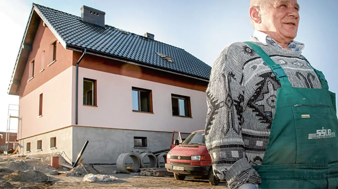 Mieszkańcy ustalili, że w nowej wsi domy będą wyglądały podobnie: białe ściany i czarny dach / Fot. Grzegorz Celejewski / AGENCJA GAZETA