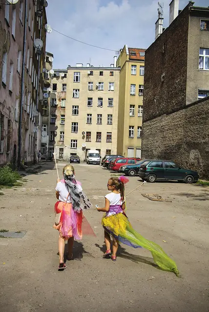 Kino Tęcza. Artystki Ewa Błaszak i Zuzanna Wollny opowiadają o baśniowym świecie tęczy – wraz z najmłodszymi i najstarszymi mieszkańcami podwórka przy Kościuszki 177. / Fot. Patryk Stolarz / ESK WROCŁAW