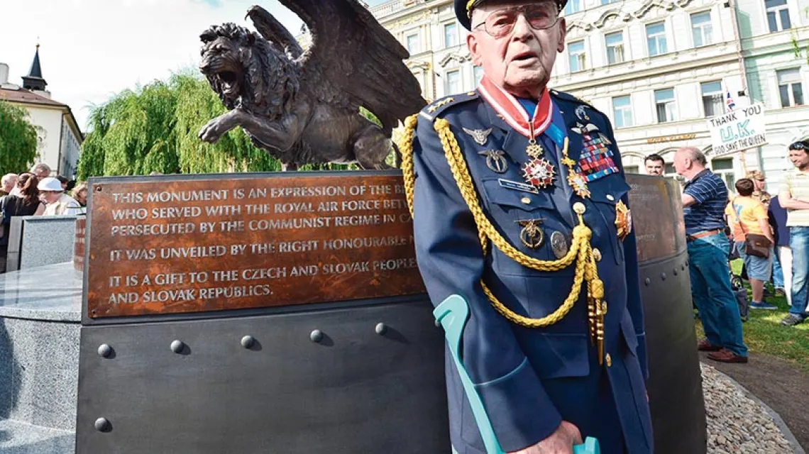 Imrich Gablech przed tablicą ku czci czechosłowackich pilotów w brytyjskim RAF-ie, Praga, czerwiec 2014 r. / Fot. Vit Simanek / CTK / PAP