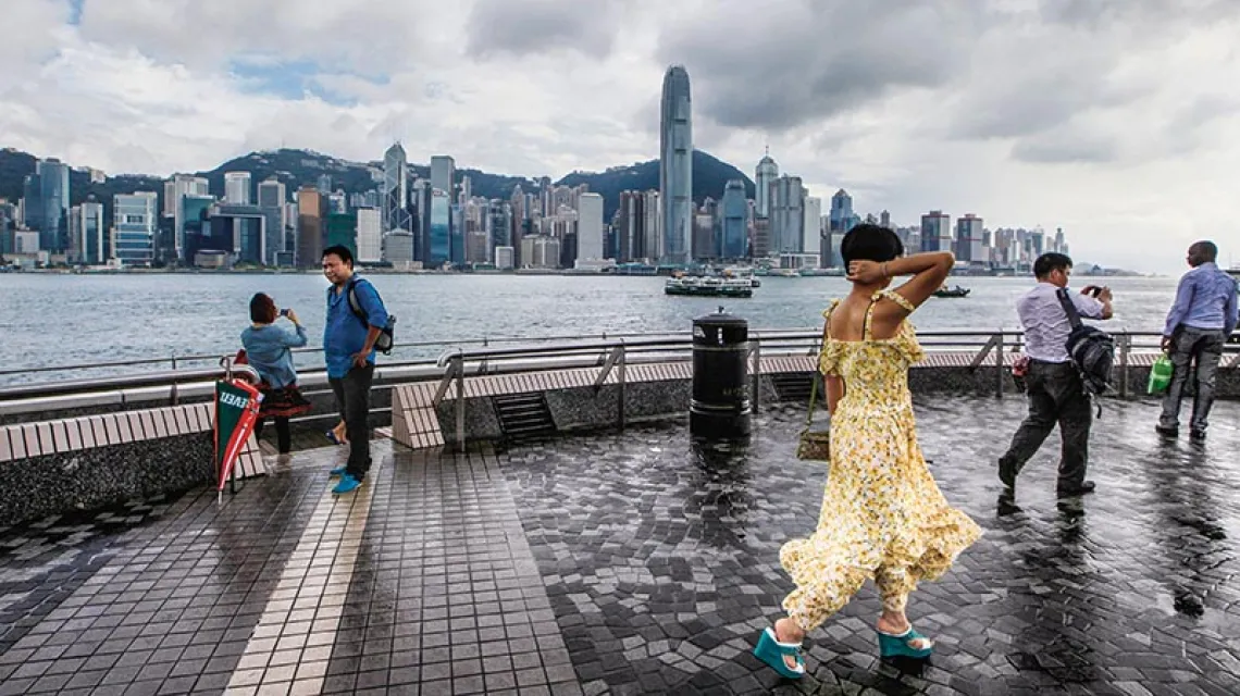 Chińscy turyści w Hongkongu, 2013 r. / Fot. Kin Cheung / AP PHOTO / EAST NEWS