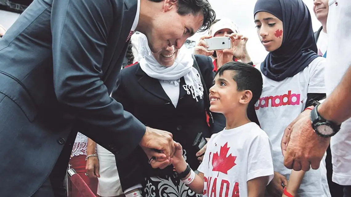 Premier Justin Trudeau z uchodźcami z Syrii podczas Dnia Kanady, Ottawa, 1 lipca 2016 r. / Fot. Chris Wattie / REUTERS / FORUM