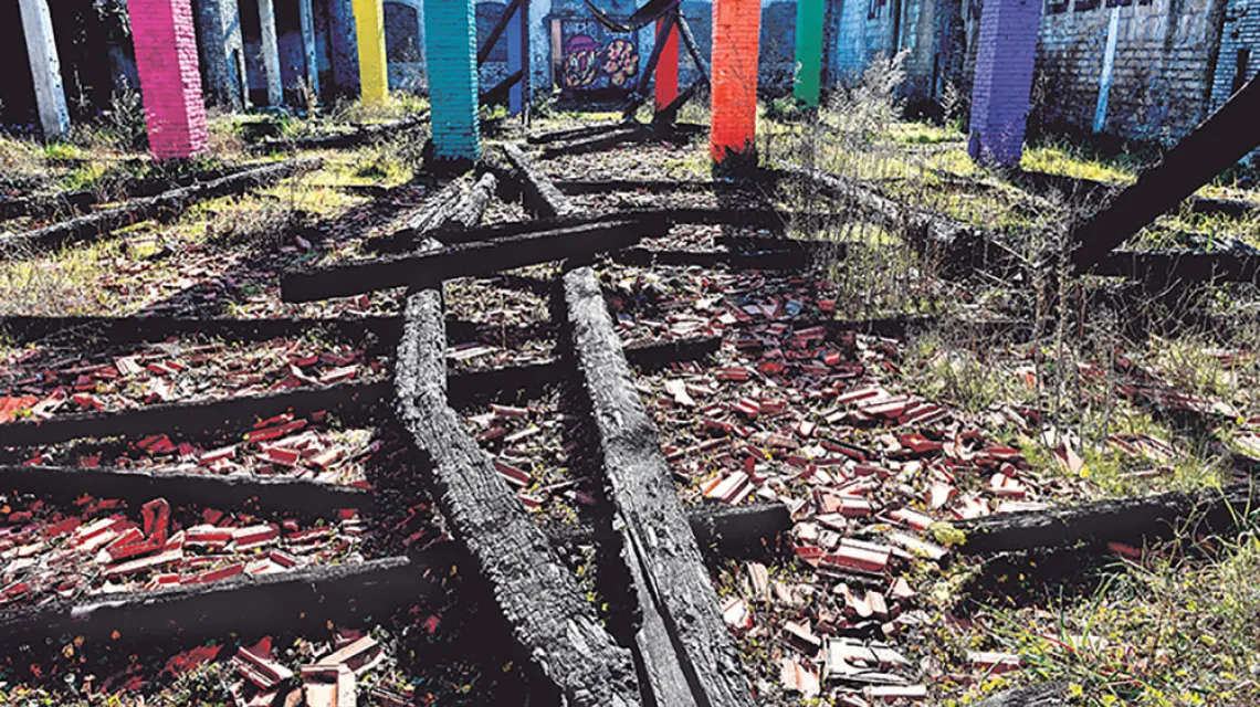 Fragment instalacji „Palmyre” francuskiego artysty street artowego Juliena Mallanda „Setha” w ruinach rzymskiej fabryki mydła. Stworzonymi tam przez niego pracami opiekuje się dziś obozująca w tym miejscu społeczność romska. Rzym, 2017 r. / Fot. Alberto Pizzoli / AFP / EAST NEWS