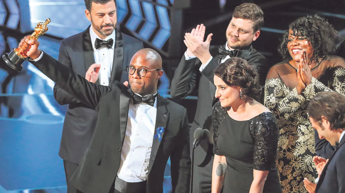Barry Jenkins, reżyser filmu „Moonlight”, i Adele Romanski, producentka, odbierają statuetkę Oscara za najlepszy film, 26 lutego 2017 r. / Fot. Lucy Nicholson / REUTERS / FORUM