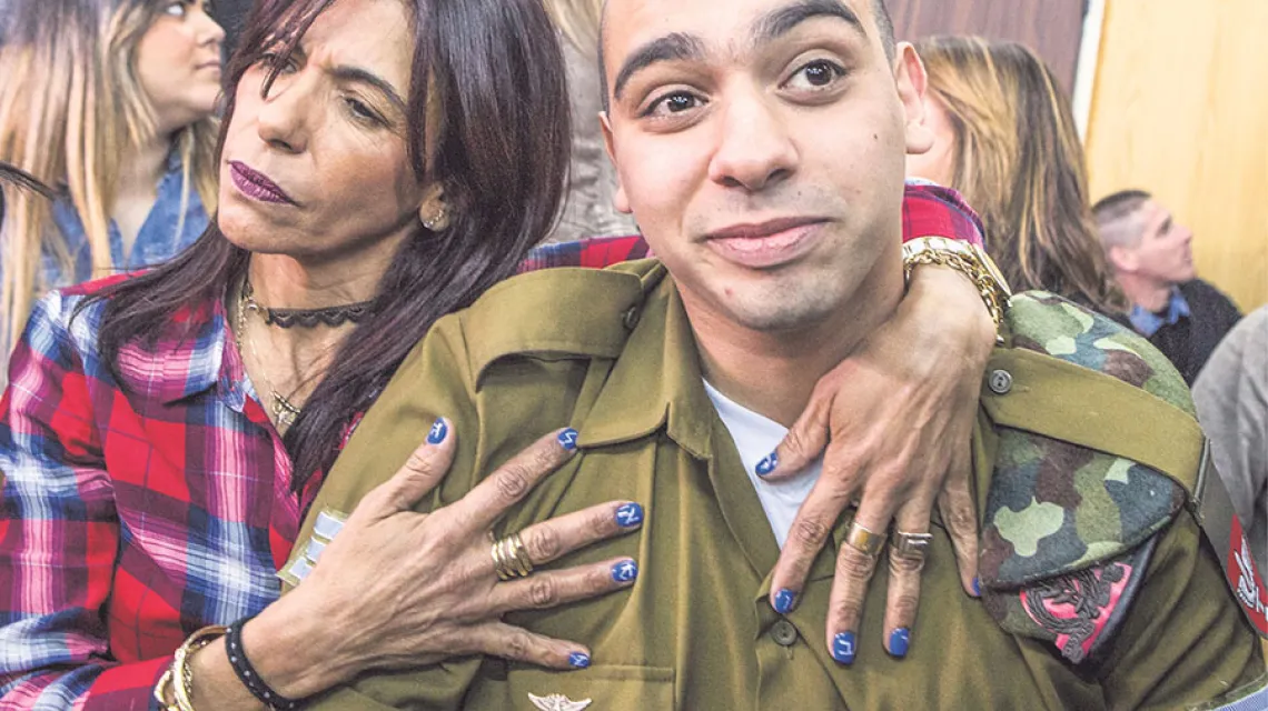 Izraelski żołnierz Elor Azaria z matką podczas procesu sądowego. Tel Awiw, 21 lutego 2017. / Fot. EPA POOL / EAST NEWS
