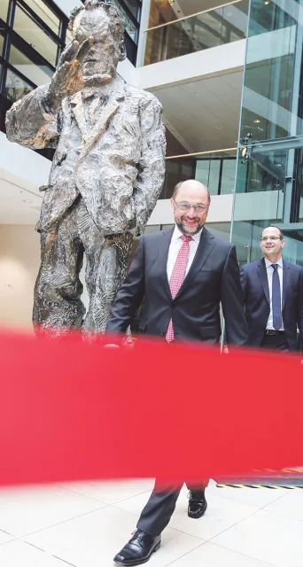 Martin Schulz, kandydat SPD na kanclerza, pod pomnikiem Willy’ego Brandta w siedzibie partii w Berlinie, 30 stycznia 2017 r. / Fot. Fabrizio Bensch / REUTERS / FORUM