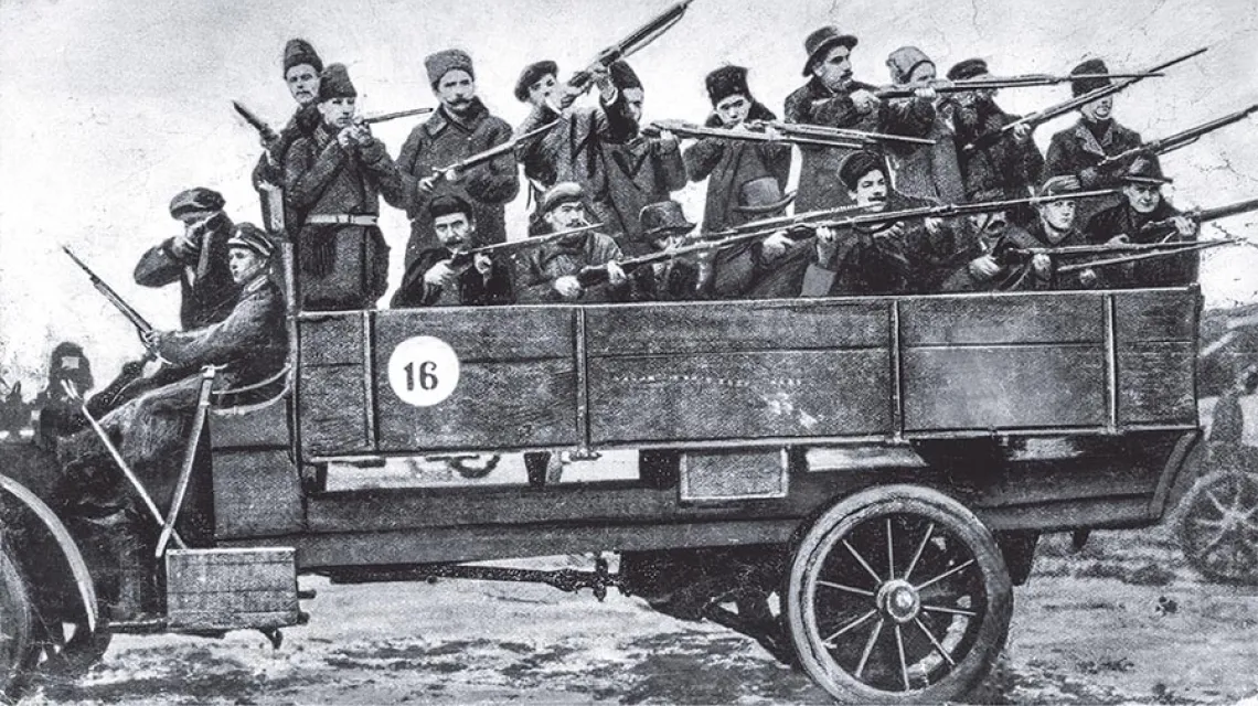 Grupa zbuntowanych żołnierzy i cywilów, Piotrogród, luty 1917 r.  / Fot. ULLSTEIN / GETTY IMAGES
