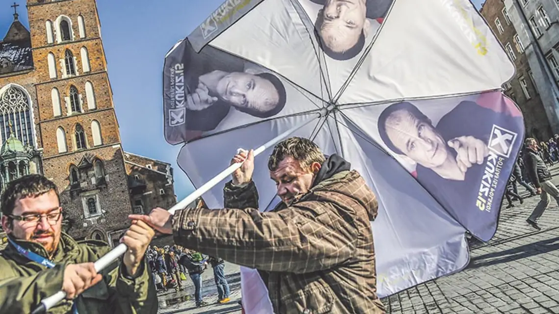 Działacze ruchu Kukiz’15 zbierają podpisy pod wnioskiem o referendum w sprawie uchodźców, Kraków, luty 2016 r. / Fot. Beata Zawrzel / REPORTER