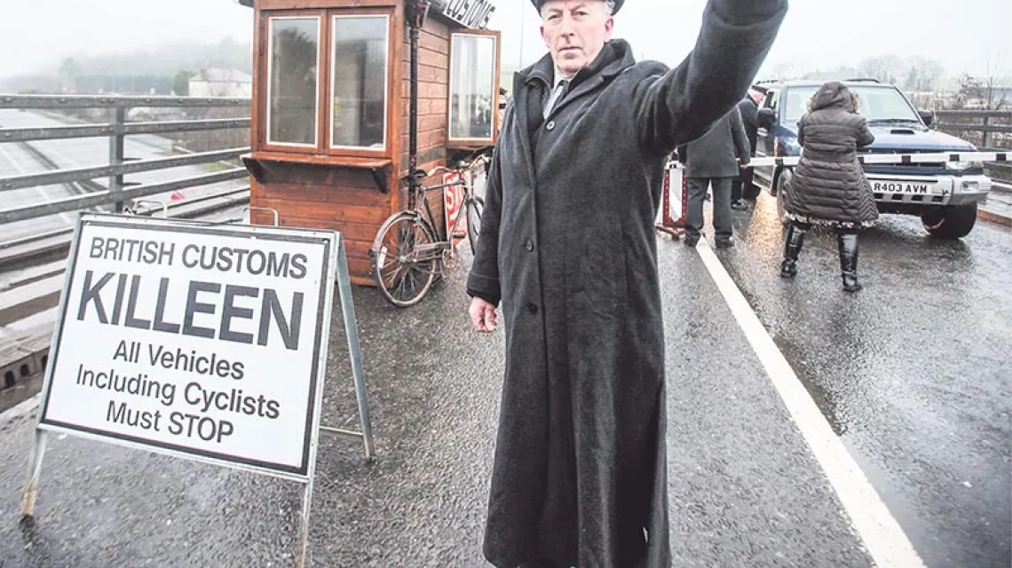 Czy tak znów będzie wyglądać granica z Irlandią? 18 lutego, na drodze łączącej Belfast z Dublinem, przebrani za celników mieszkańcy demonstrowali swój sprzeciw.  / Fot. PRESS EYE LTD / REX / EAST NEWS