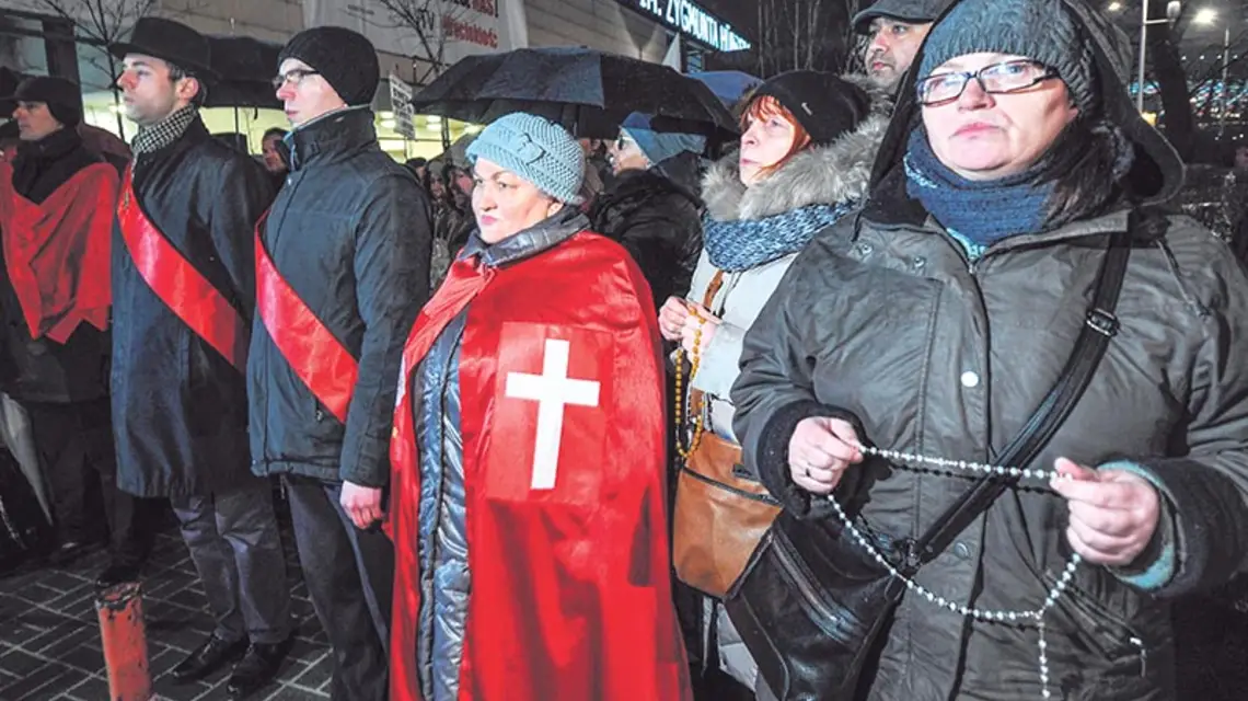 Publiczny różaniec przed Teatrem Powszechnym, Warszawa, 23 lutego 2017 r. / Fot. Marcin Obara / PAP
