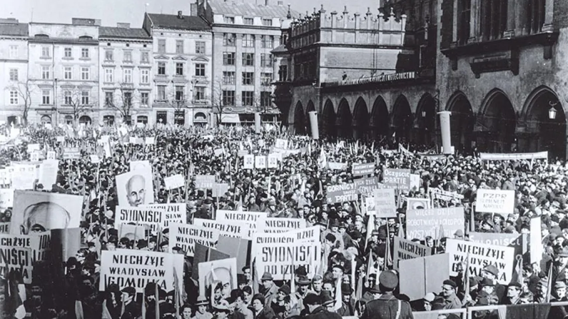 Partyjna masówka, Rynek w Krakowie, marzec 1968 r. / Fot. Stanisław Gawliński, zbiory Ośrodka KARTA