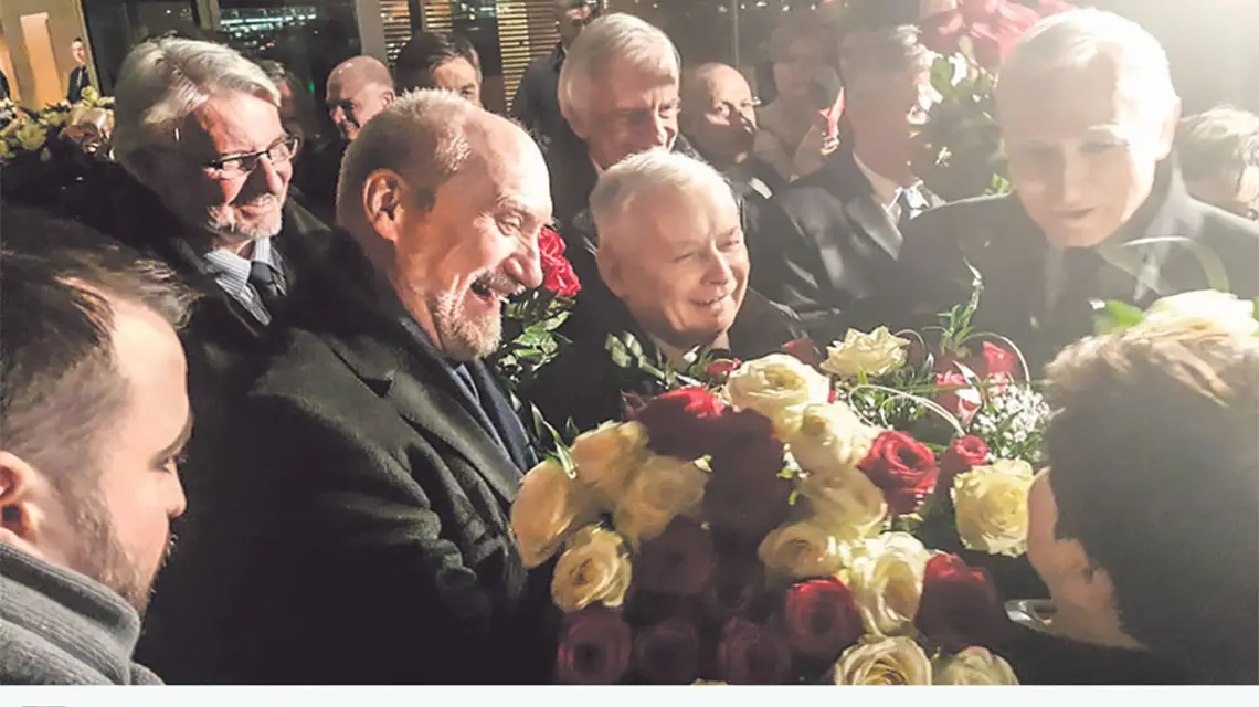 Delegacja PiS pod przewodnictwem Jarosława Kaczyńskiego wita Beatę Szydło po powrocie ze szczytu Unii. Warszawa, 10 marca 2017 r. / Fot. Twitter rzeczniczki PiS Beaty Mazurek