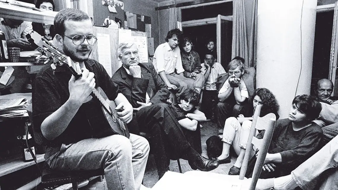 Jacek Kaczmarski daje koncert dla redakcji „Gazety Wyborczej”, Warszawa, 8 maja 1990 r. / Fot. Tomasz Wierzejski / FOTONOVA