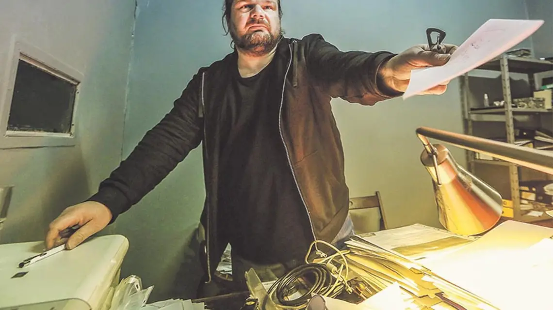Rafał Gaweł, członek zarządu Ośrodka Monitorowania Zachowań Rasistowskich i Ksenofobicznych w biurze ośrodka, wkrótce po akcji policji i zajęciu komputerów. Warszawa, 3 lutego 2017. / Fot. Czarek Sokołowski / EAST NEWS