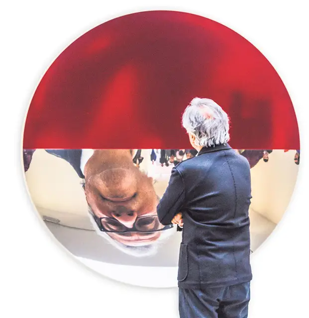 „Mirror” – praca Anisha Kapoora w Lisson Gallery w Londynie. Marzec 2017. / Fot. Bettina Strenske / EAST NEWS