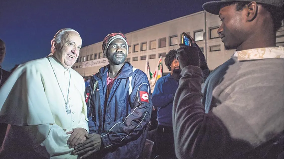 Franciszek w obozie dla uchodźców w Castelnuovo di Porto we Włoszech, marzec 2016 r. / Fot. AFP / OSSERVATORE ROMANO / EAST NEWS
