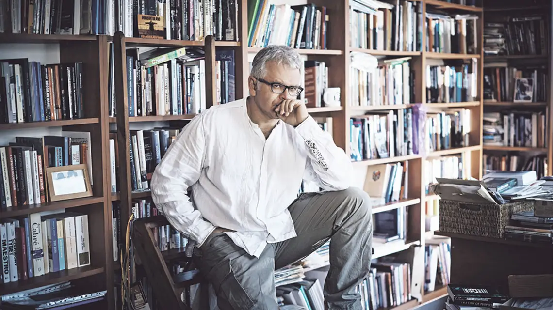 Artur Domosławski w swoim domu, Warszawa, luty 2016 r. / Fot. Maciej Zienkiewicz dla „TP”