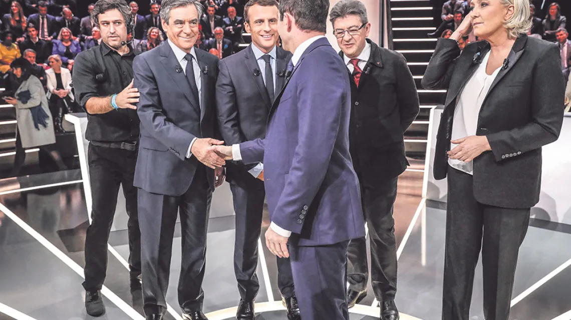 Przed debatą telewizyjną kandydatów na prezydenta. Od prawej: Marine Le Pen, Jean-Luc Mélenchon, Benoît Hamon (tyłem), Emmanuel Macron i François Fillon. Paryż, 20 marca 2017 r.  / Fot. Patrick Kovarik / REUTERS / FORUM