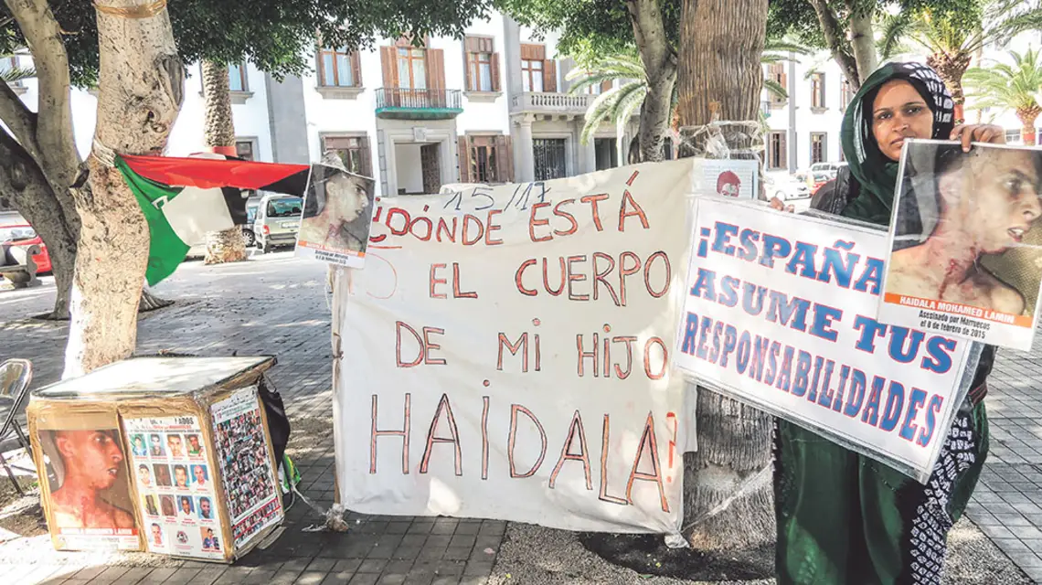 Takbar Haddi przed Delegaturą Rządu Hiszpanii w Las Palmas ze zdjęciem pobitego syna. Wiosna 2017 r. / Fot. Katarzyna Zając
