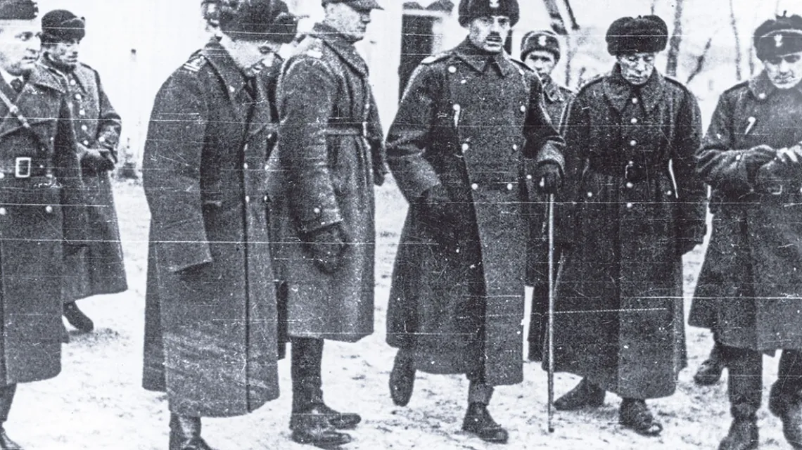 Gen. Władysław Anders (w środku z laską) na inspekcji oddziałów swojej armii. Związek Sowiecki, rok 1941 lub 1942. / Fot. NAC
