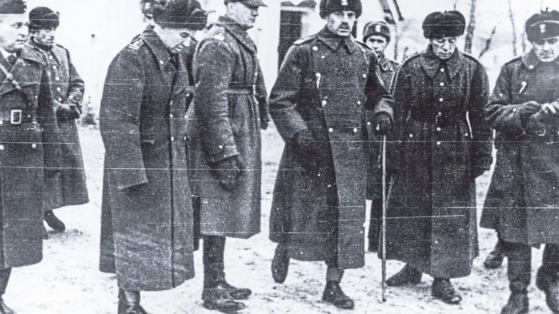 Gen. Władysław Anders (w środku z laską) na inspekcji oddziałów swojej armii. Związek Sowiecki, rok 1941 lub 1942. / Fot. NAC