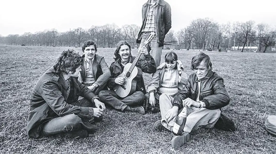 Wolna Grupa Bukowina na Błoniach w Krakowie, 1979 r. Od lewej: Wacław Juszczyszyn, Andrzej (Abaj) Pawlik, Wojciech Bellon (z gitarą), Ryszard Styła (stoi), Grażyna Kulawik, Wojciech Jarociński / Fot. Jacek Wcisło