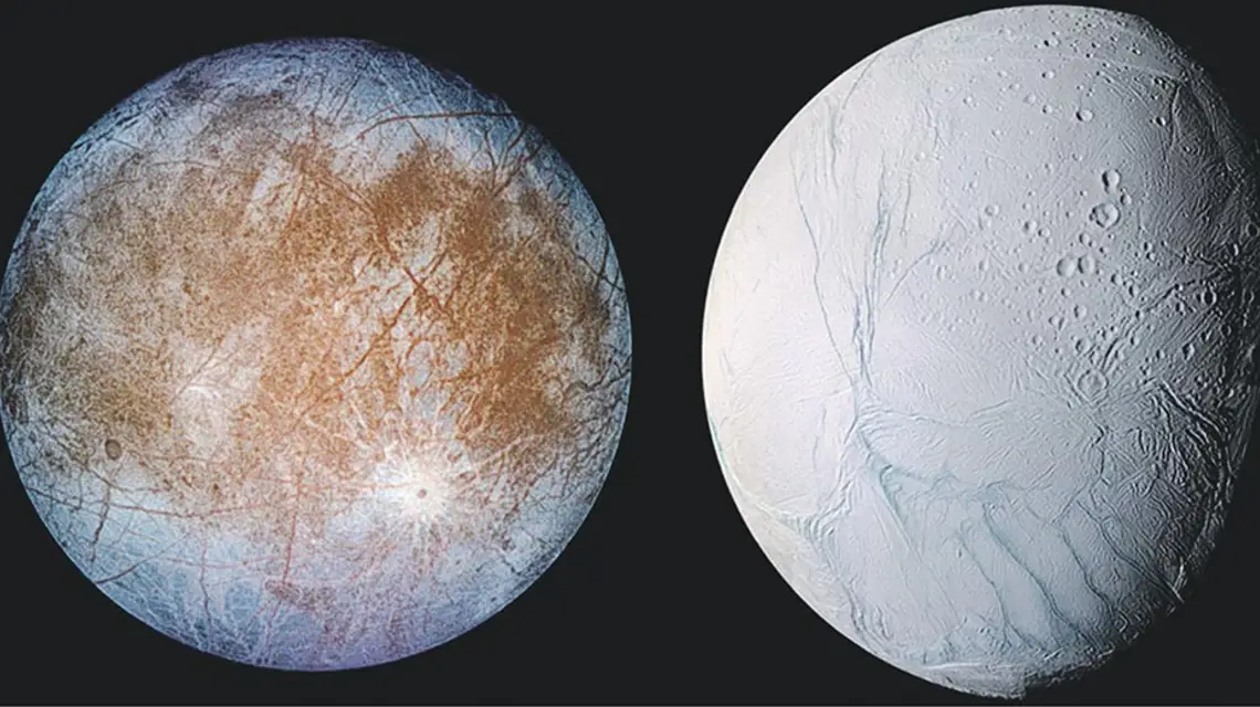 Fot. NASA / Europa, księżyc Jowisza (po lewej) oraz Enceladus, księżyc Saturna
