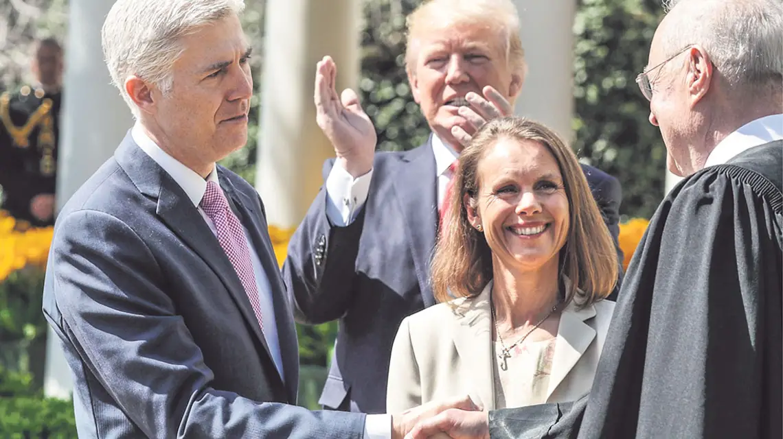 Neil Gorsuch (z lewej) po zaprzysiężeniu do Sądu Najwyższego. Waszyngton, 10 kwietnia 2017 r. / Fot. Chip Somodevilla / GETTY IMAGES