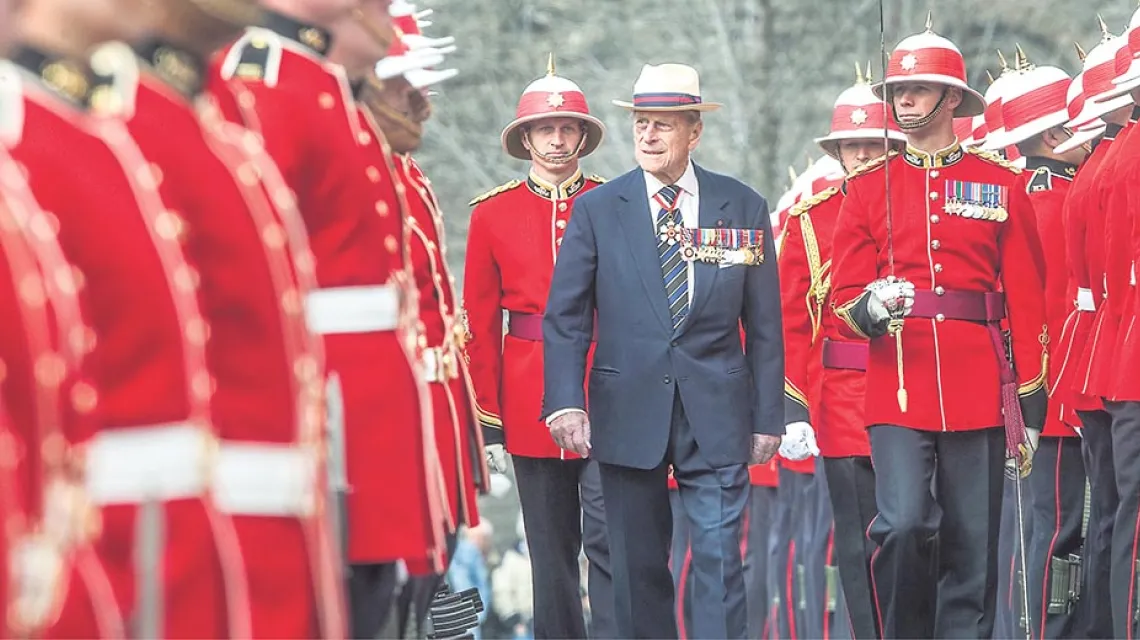 Książę Filip wśród żołnierzy Królewskiego Kanadyjskiego Regimentu. Toronto, 27 kwietnia 2013 r.  / Fot. Fred Thornhill / REUTERS / FORUM