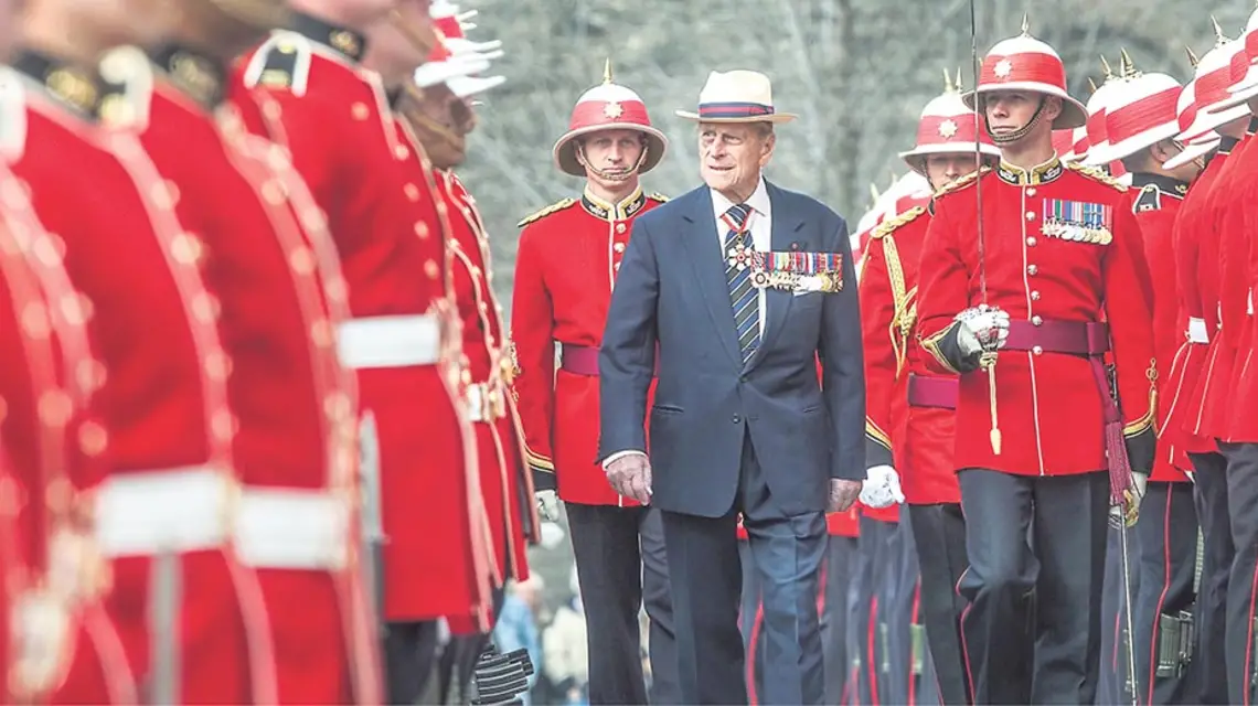 Książę Filip wśród żołnierzy Królewskiego Kanadyjskiego Regimentu. Toronto, 27 kwietnia 2013 r. / Fot. Fred Thornhill / REUTERS / FORUM