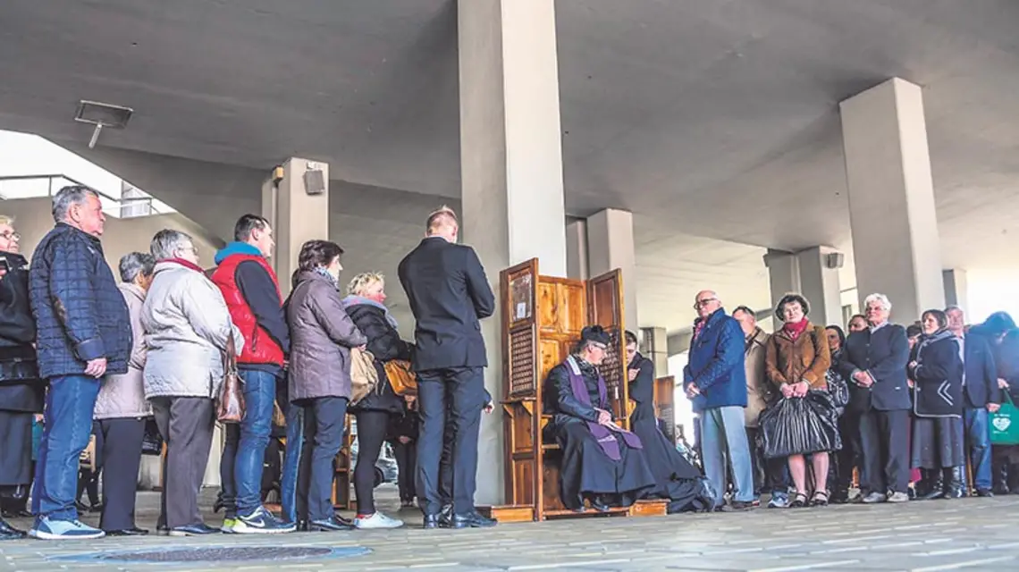 Spowiedź podczas święta Miłosierdzia Bożego, Kraków-Łagiewniki, 3 kwietnia 2016 r. / Fot. Beata Zawrzel / REPORTER