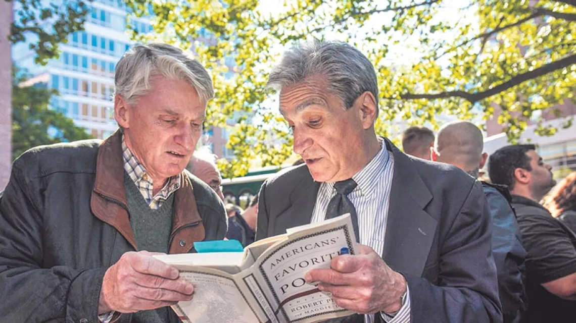 Robert Pinsky (z prawej) podpisuje swoją książkę, Boston, październik 2014 r. / Fot. Boston Globe / GETTY IMAGES