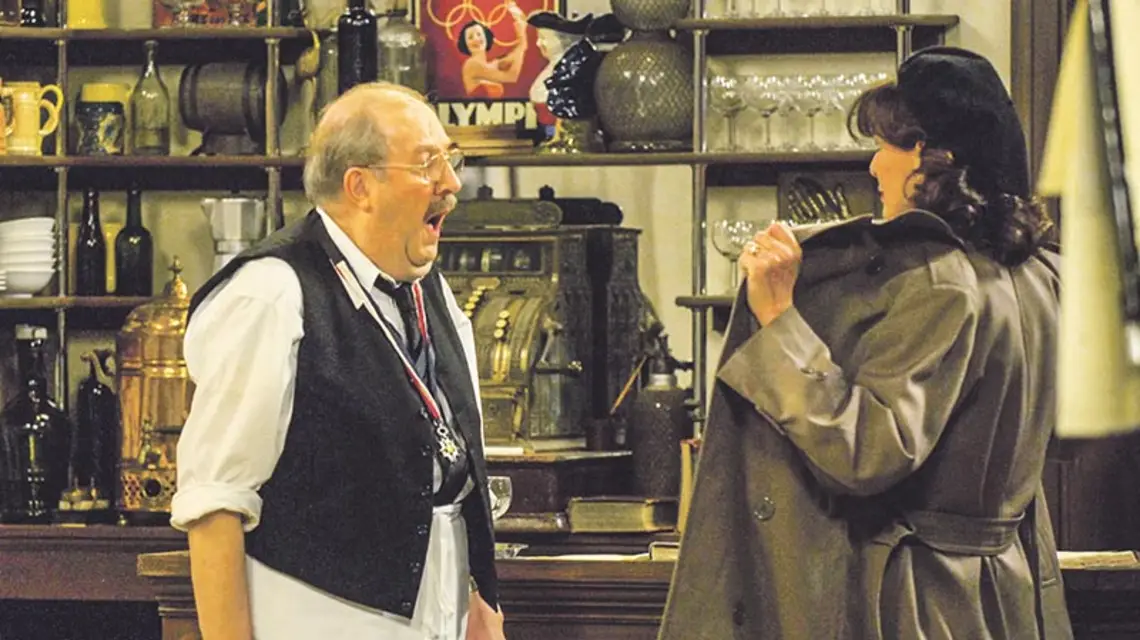 Gorden Kaye i Kirsten Cooke, aktorzy serialu „Allo, Allo!”, podczas nagrania w Granada Studios w Manchesterze, 2007 r. / Fot. Mark Campbell / REX / EAST NEWS