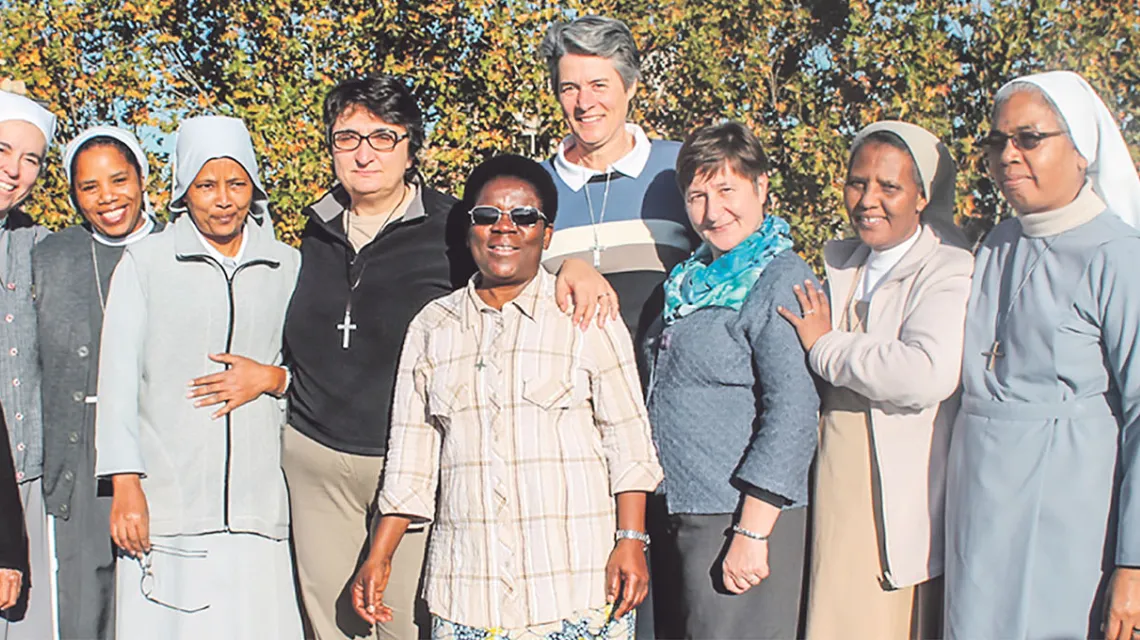 Uczestniczki projektu „Migranci” – od lewej: Jeya (Indie), Ema (Argentyna), Sara (Etiopia), Lula (Erytrea), Paola (Włochy), Vicky (Kongo), Florence (Francja), Maria (Polska), Lemlem (Erytrea), Veera (Indie). Agrygent, listopad 2015 r. / Fot. RSCJ ITALIA