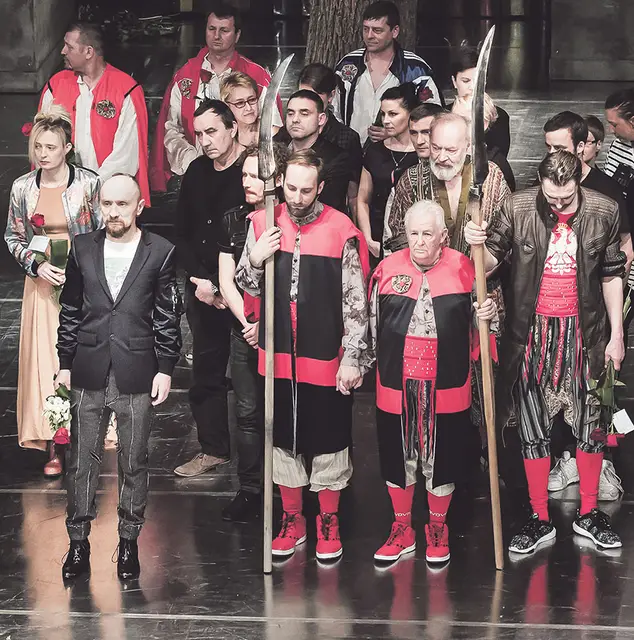 Premiera „Wesela” w reżyserii Jana Klaty (na zdjęciu pierwszy z lewej), Stary Teatr, Kraków, 12 maja 2017 r. / Fot. Przemek Krzakiewicz / STARY TEATR