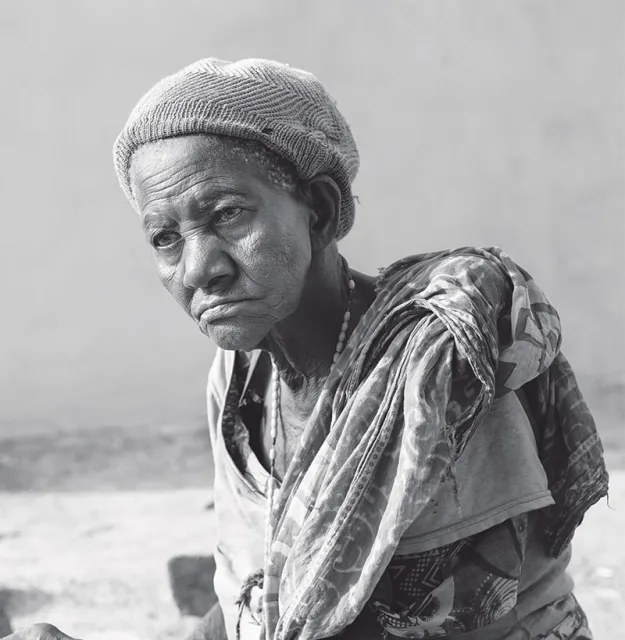 80-letnia Leah Kipemba z wioski na północnym zachodzie Tanzanii. Sąsiedzi oskarżyli ją o czary, gdy zmarły wszystkie jej dzieci.  / Fot. Myriam Meloni