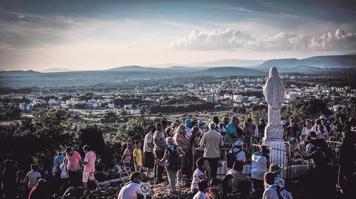 Pielgrzymi pod figurą Gospy w Medziugorju, sierpień 2014 r.  / Fot. Manuel Romano / NUR PHOTO / EAST NEWS
