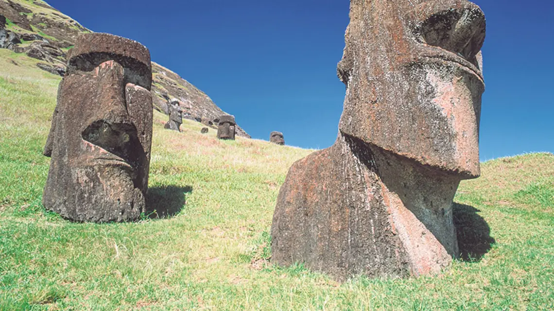 Posągi moai na Wyspie Wielkanocnej / Fot. EAST NEWS
