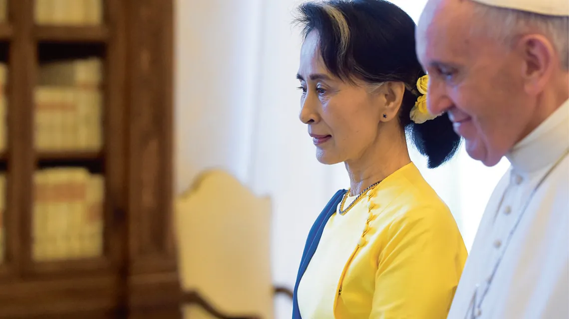 Podczas niedawnej podróży do Europy pani Aung San Suu Kyi spotkała się także z papieżem Franciszkiem. Watykan, 4 maja 2017 r. / Fot. Pool Vaticano / REX / SHUTTERSTOCK / EAST NEWS