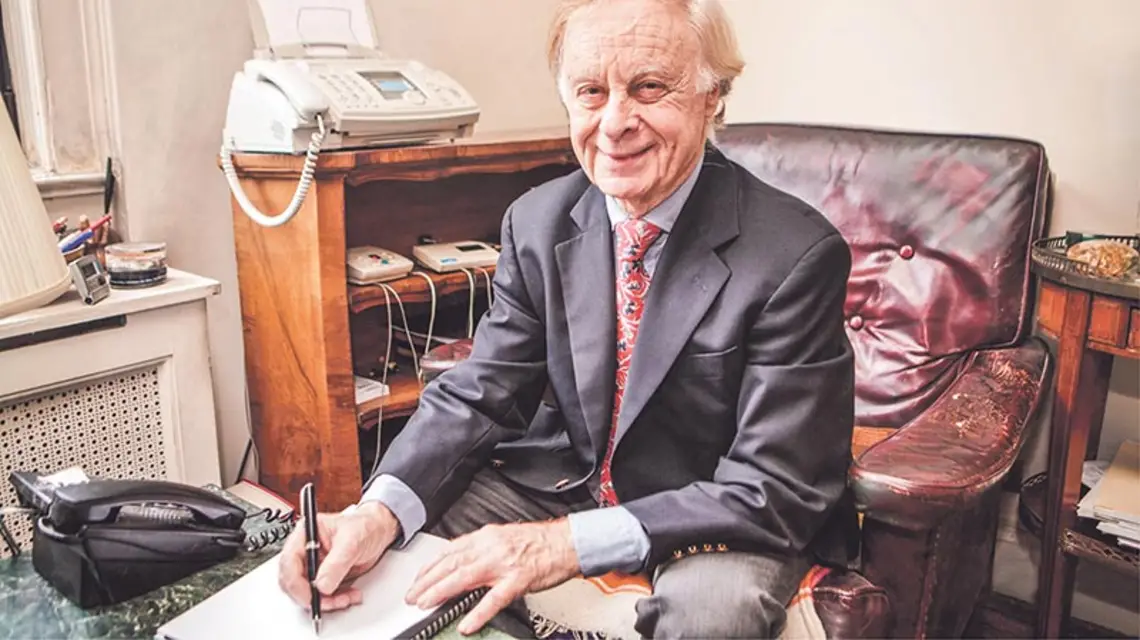 Prof. Henryk Zvi Lothane w swoim gabinecie, Nowy Jork 2015 r. / Fot. Archiwum prywatne