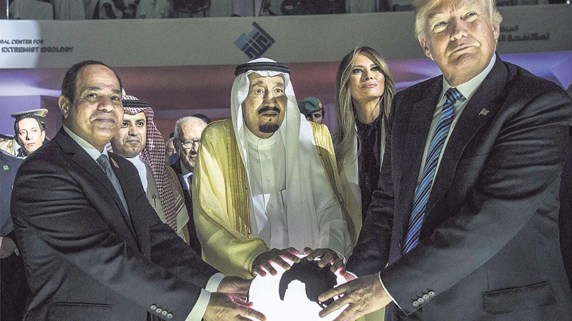 Prezydent Egiptu Abdel Fattah al-Sisi, król Arabii Saudyjskiej Salman bin Abdulaziz al-Saud oraz Donald Trump w Rijadzie. 21 maja 2017 r. / Fot. Anadolu Agency / GETTY IMAGES