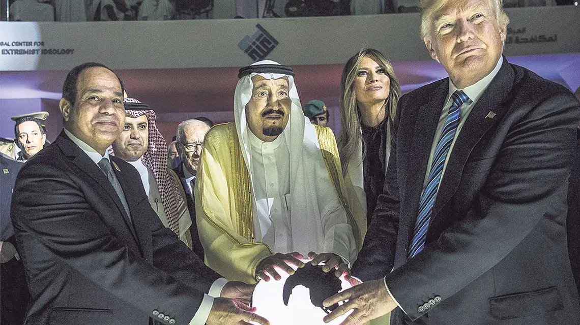 Prezydent Egiptu Abdel Fattah al-Sisi, król Arabii Saudyjskiej Salman bin Abdulaziz al-Saud oraz Donald Trump w Rijadzie. 21 maja 2017 r. / Fot. Anadolu Agency / GETTY IMAGES