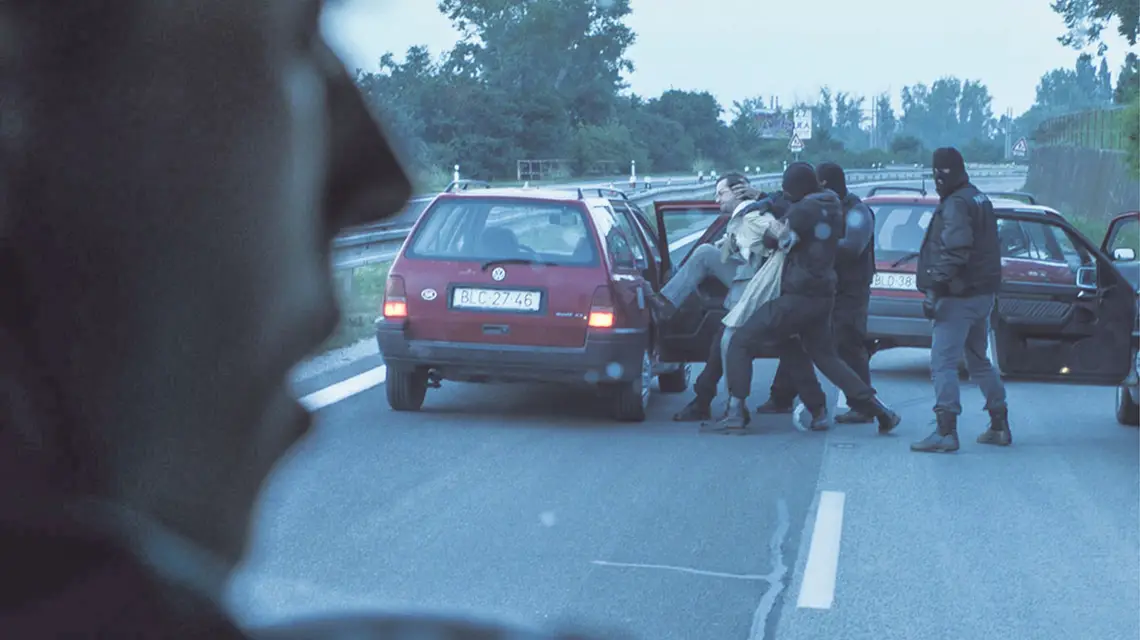 Moment uprowadzenia syna prezydenta Słowacji, kadr z filmu fabularnego „Porwanie”. / Fot. youtube.com