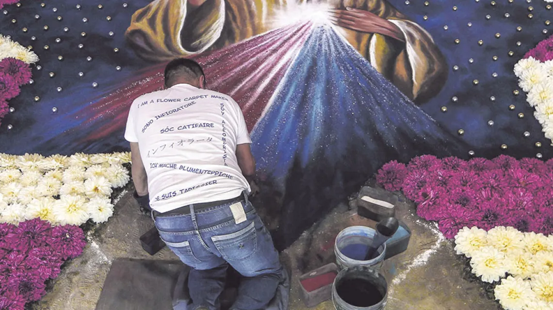 Obraz Jezusa Miłosiernego malowany farbami w proszku na asfalcie w Tlaxcala. Meksyk, 15 sierpnia 2016 r. / Fot. Hugo Ortuno / EPA / PAP