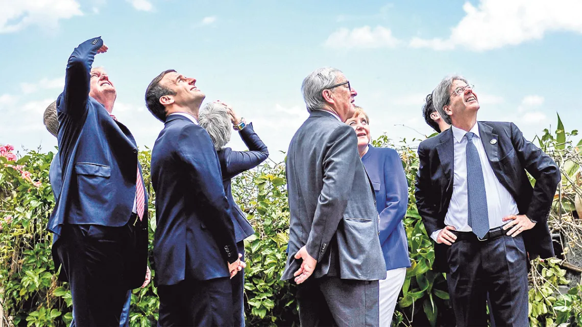 Szczyt na Sycylii, od lewej: Donald Trump, Emmanuel Macron, Theresa May, Jean-Claude Juncker, Angela Merkel i premier Włoch Paolo Gentiloni. 26 maja 2017 r. / Fot. Stephane de Sakutin / REUTERS / FORUM