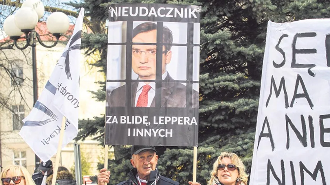 Pikieta KOD przed sądem w Olsztynie, 20 kwietnia 2017 r. / Fot. Artur Szczepański / REPORTER