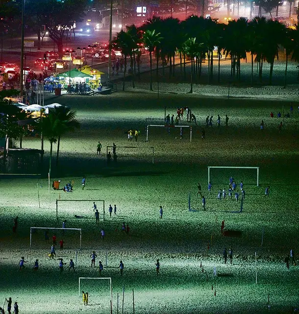Lokalne rozgrywki na plaży Copacabana. Rio de Janeiro, czerwiec 2010 r. / Fot. Tim Clayton / CORBIS