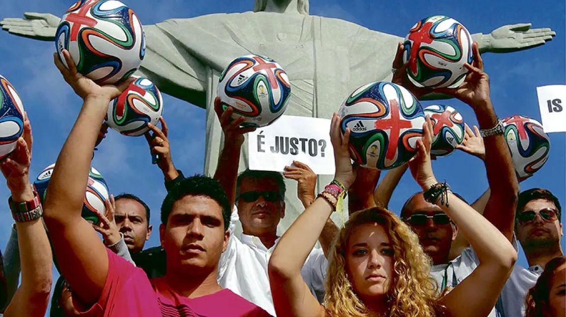 Protest przeciw wydawaniu publicznych pieniędzy na organizację mundialu – w tle słynny posąg Chrystusa. Rio de Janeiro, 29 kwietnia 2014 r. / Fot. Marcos de Paula / AFP / EAST NEWS