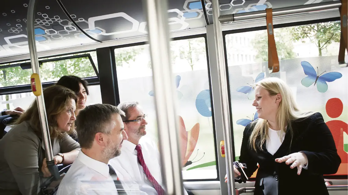 Premier Brandenburgii Matthias Platzeck oraz marszałek Wielkopolski Marek Woźniak w czasie przejażdżki jednym z autobusów elektrycznych Solaris, które są eksportowane do Niemiec. Poznań, 11 lipca 2012 r. / Fot. Piotr Małecki / Napo Images