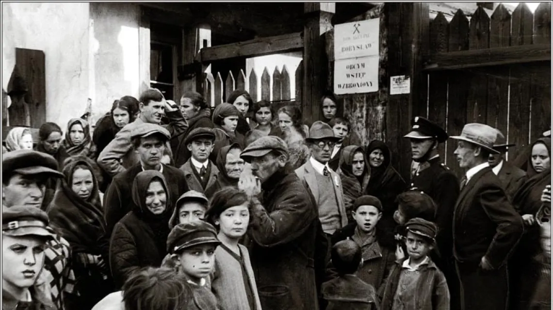 Kopalnia wosku w Borysławiu. Rodziny strajkujących górników, 1933 r. / fot. Narodowe Archiwum Cyfrowe